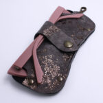 Etui à lunettes en cuir velours gris à effets dorés