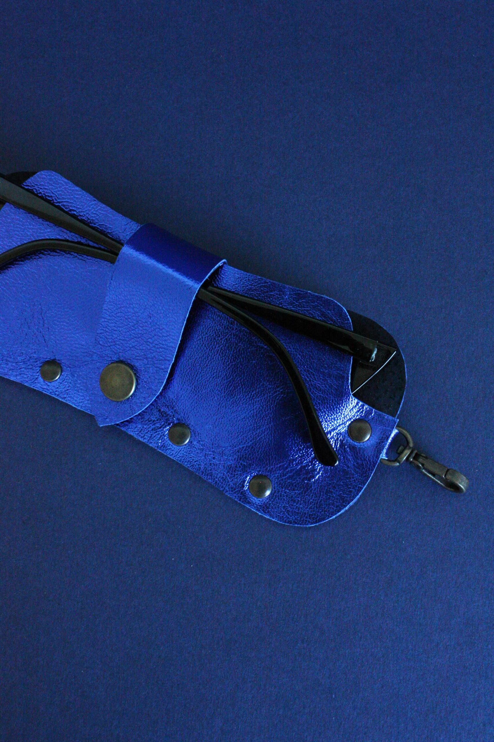 Étui à lunettes IAN en cuir bleu métallisé