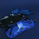 Étui à lunettes IAN en cuir bleu métallisé