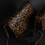 Sac Vénus en cuir poilu léopard