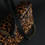 Sac Vénus en cuir poilu léopard