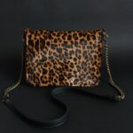 Sac Vénus en cuir poilu léopard