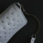 Sac clouté Mini Lumir en cuir gris souris