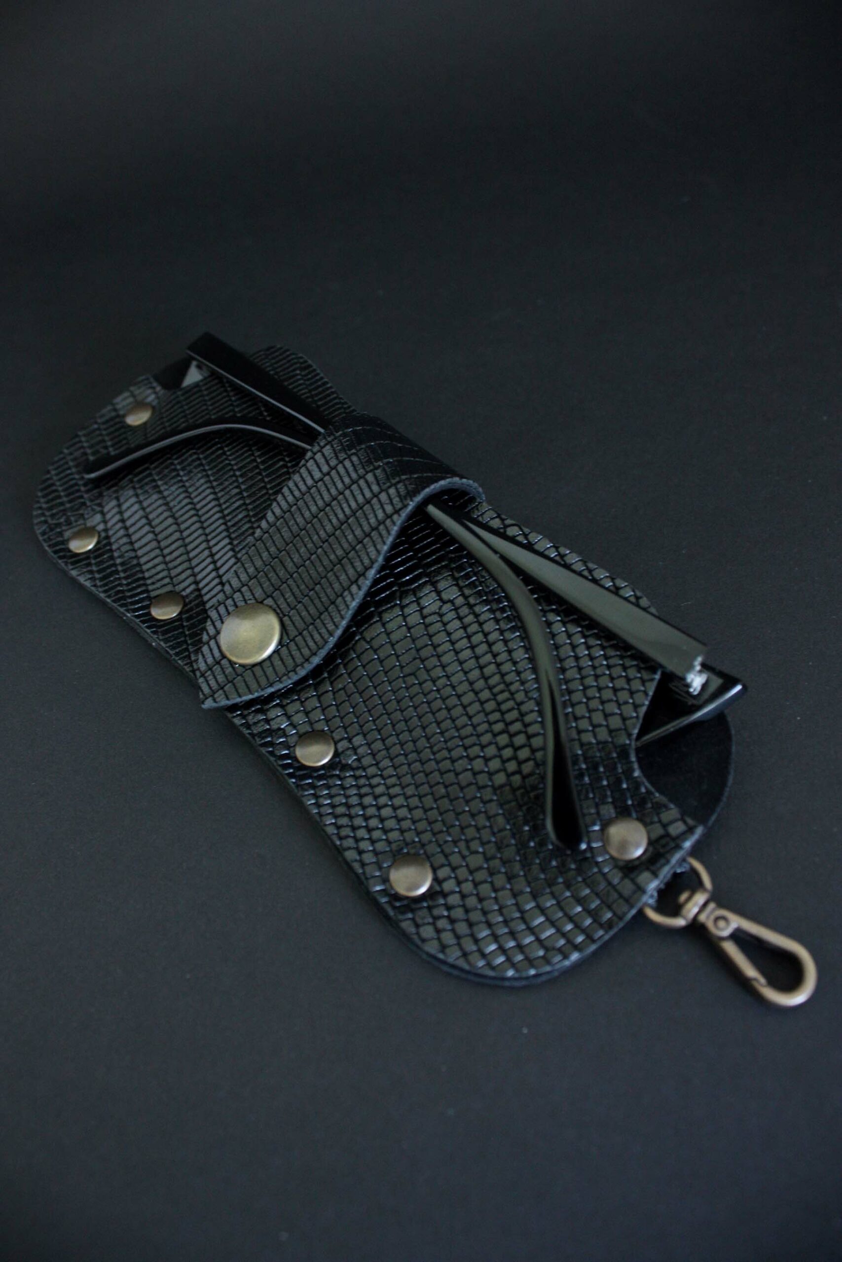 Étui à lunettes IAN en cuir noir façon serpent